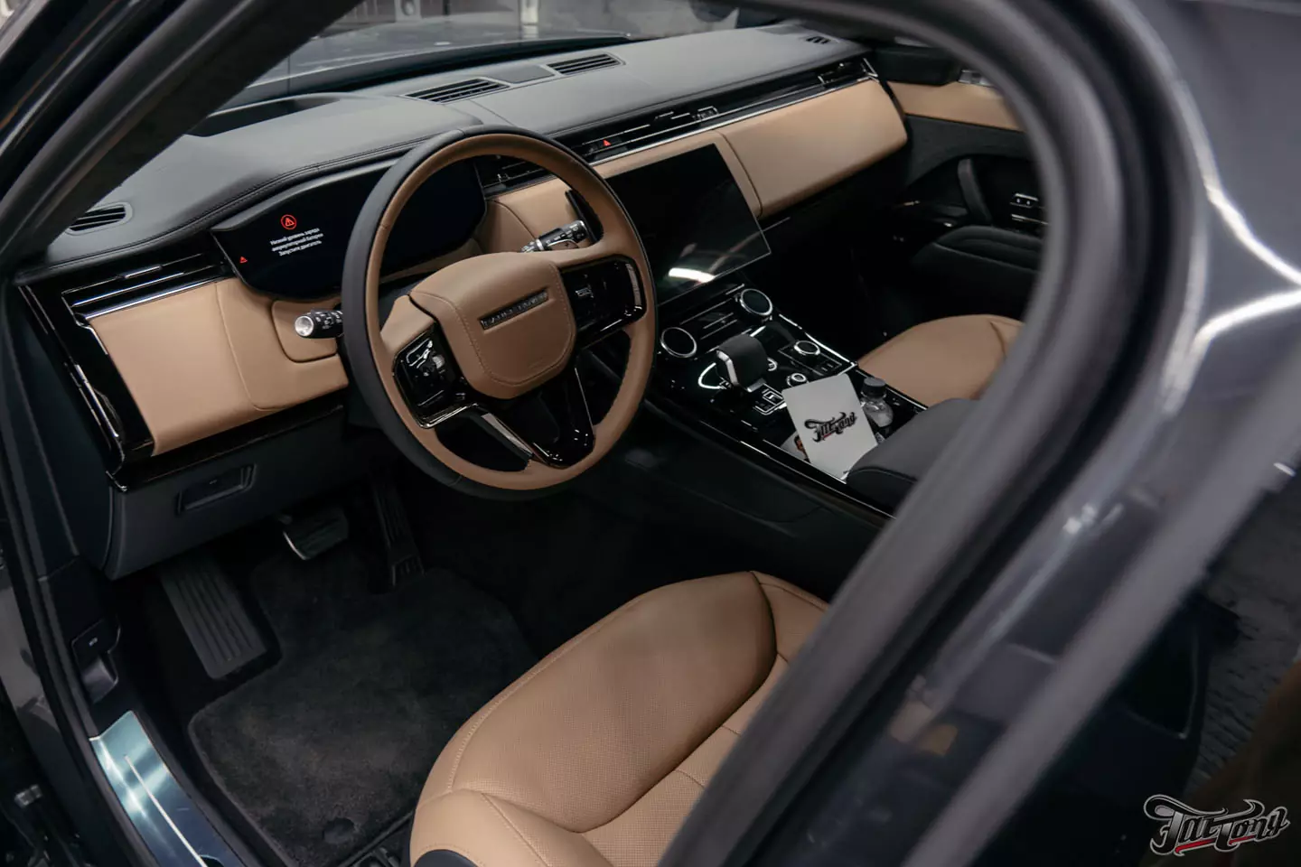 Оклеили Range Rover Sport в глянцевый полиуретан. Чистка салона и покрытие керамикой